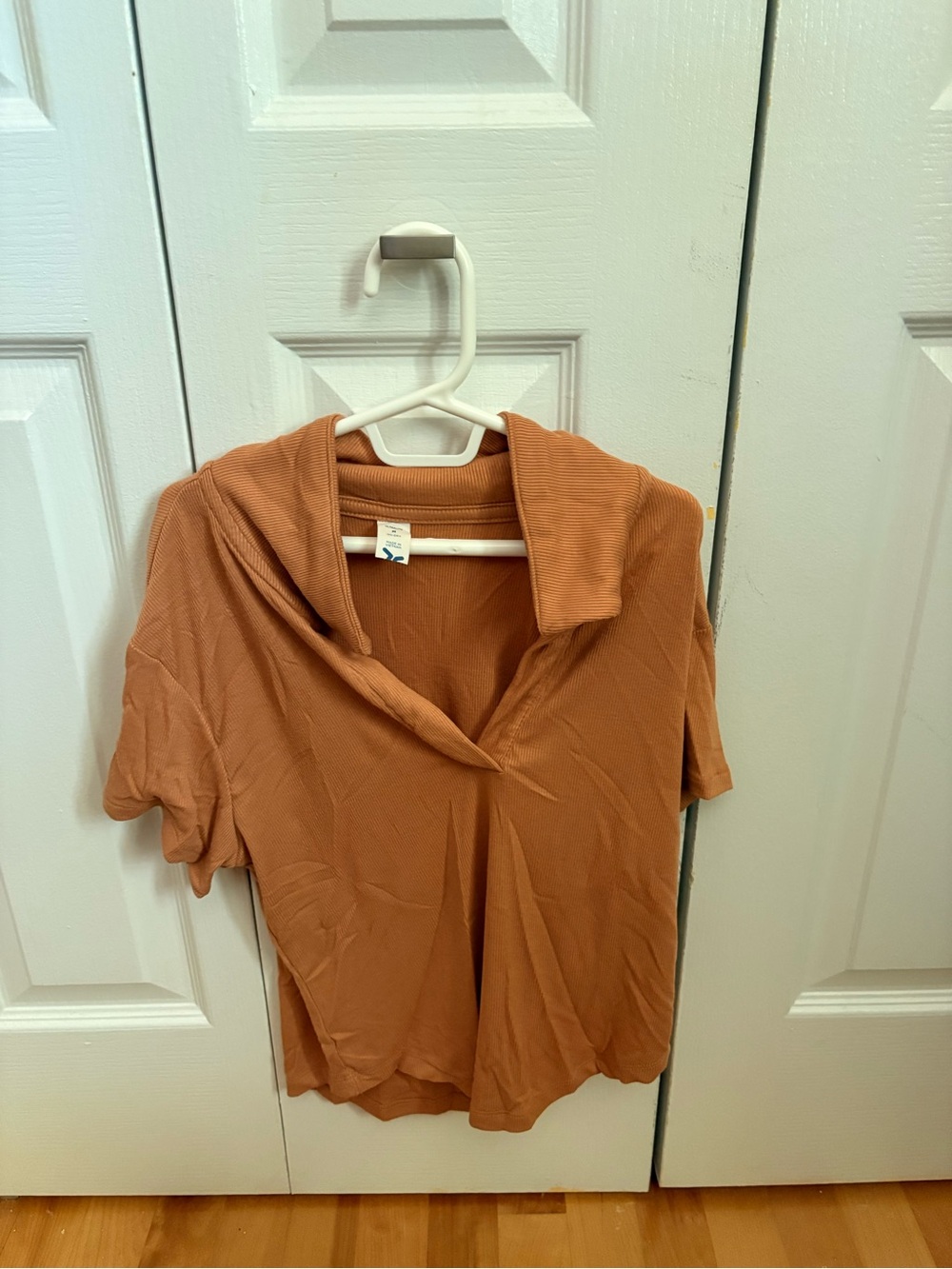 American Eagle Outfitters Ribbed V-Neck Short Sleeve Top - Rust